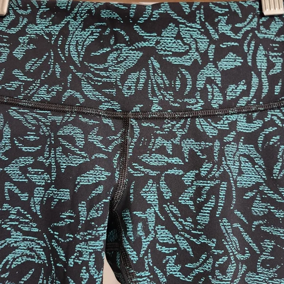 Absolutely gorgeous lululemon size 4 leggings 😍 - Picture 3 of 9